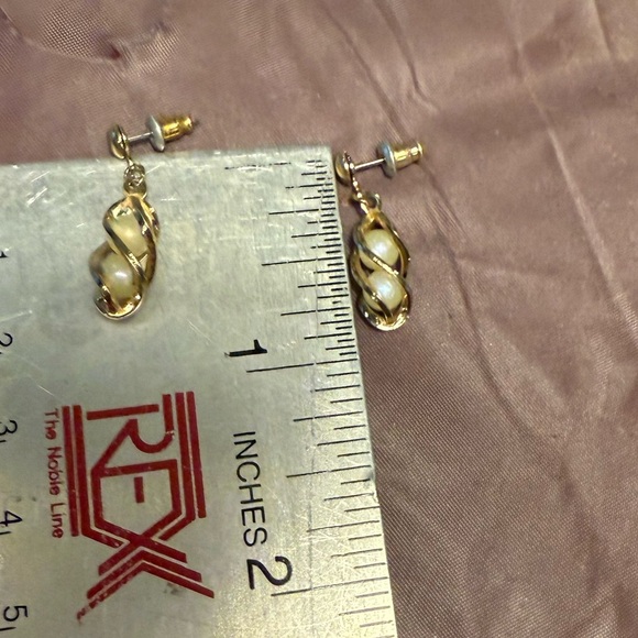 Vintage 1960s Gold/Pearl Post Back Swirl Earrings - Picture 8 of 8